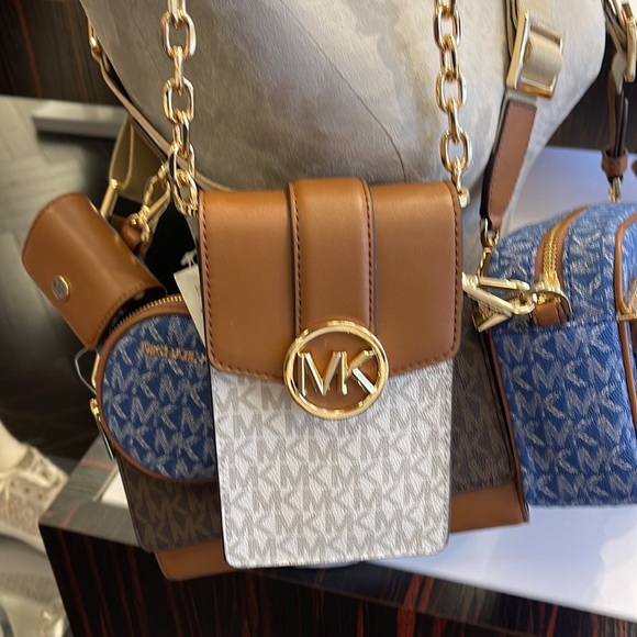 Michael Kors Carmen Small Logo Smartphone Crossbody Bag
Vanilla - Picture 9 of 16